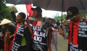 Tiga warga desa Lebakjabung, Kecamatan Jatirejo, Kabupaten Mojokerto